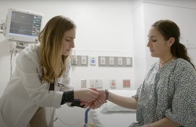 Кодирование Аквилонг в городе Онега Врач держит пациентку за руку