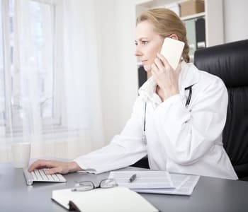 Помощь психиатра в лечении созависимости Врач с трубкой телефона в руке